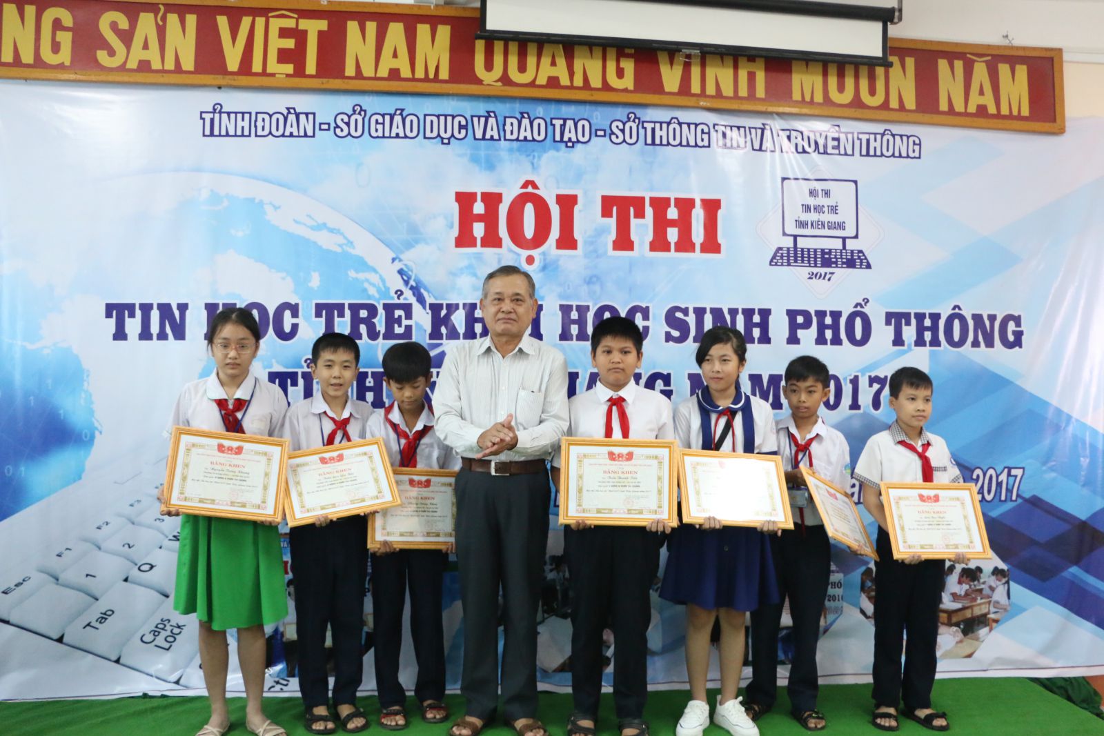 Đ/c Nguyễn Hữu Hùng - Phó Giám đốc Sở Lao động và Thương binh xã hội Kiên Giang trao giải cho các thí sinh Bảng A 