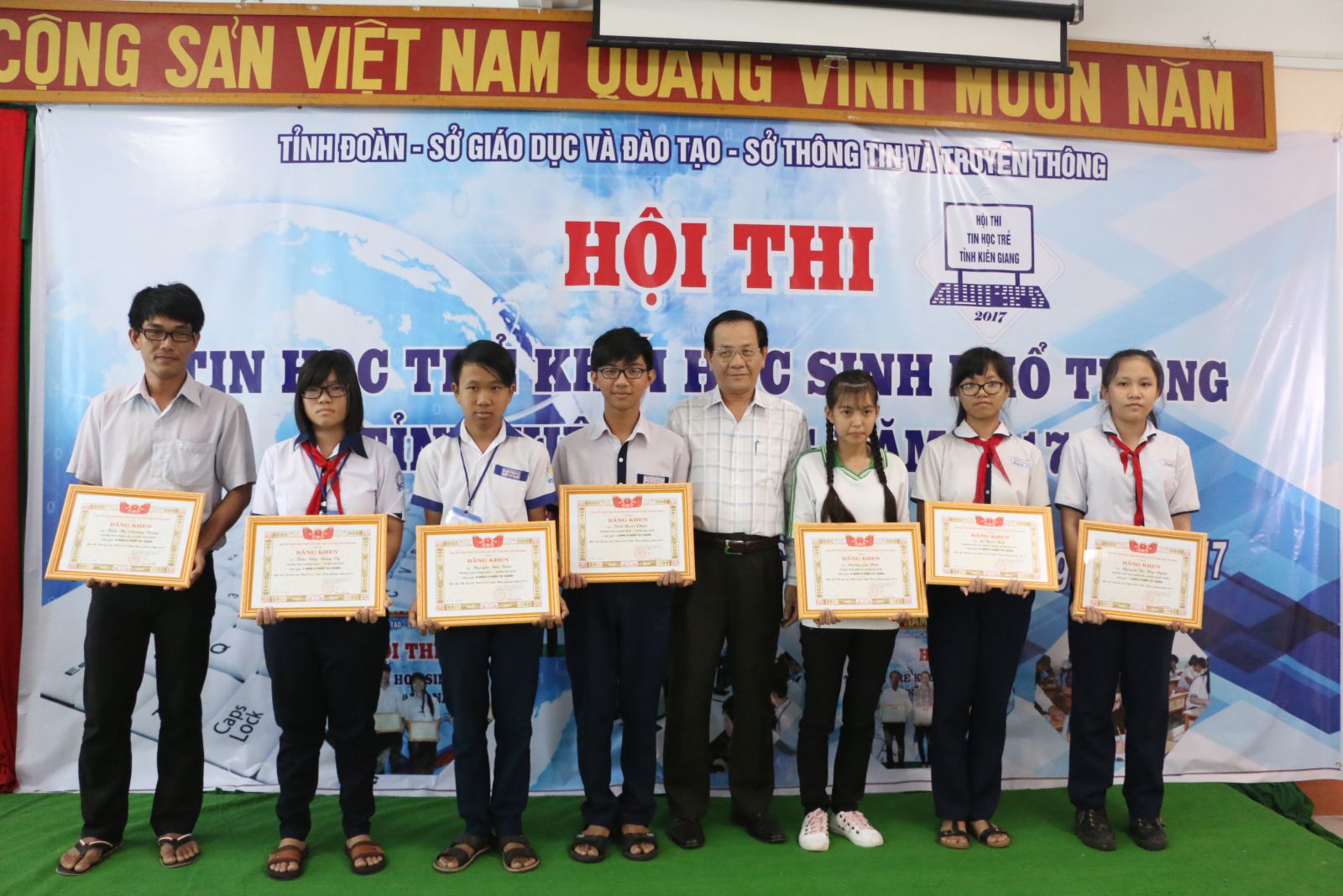Đ/c Nguyễn Hồ Phương - PGĐ Sở Thông tin và Truyền thông trao giải cho các thí sinh Bảng B
