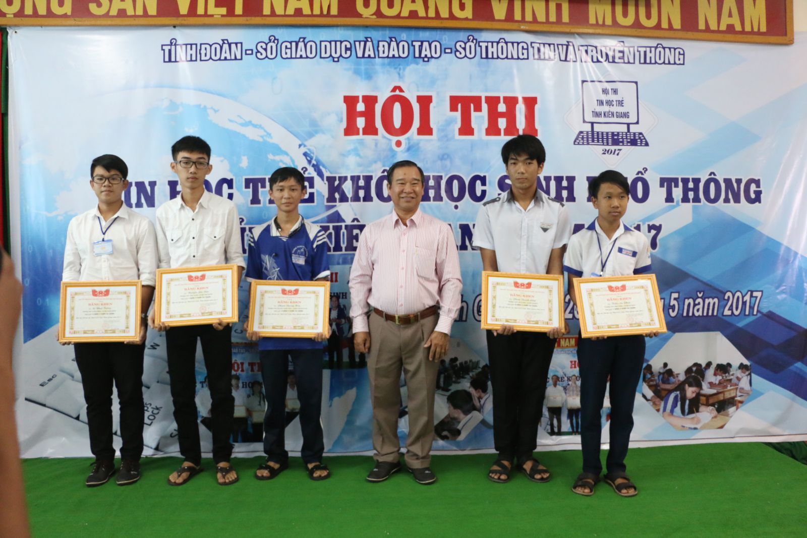 Đ/c Nguyễn Xuân Niệm - PGĐ Sở Khoa học và Công nghệ trao giải cho các thí sinh Bảng C1