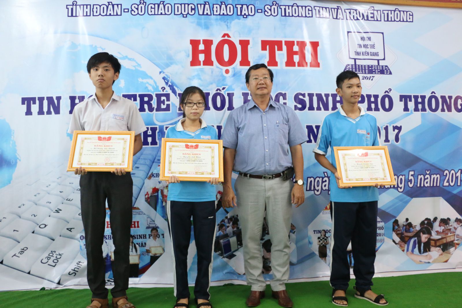 Đ/c Trần Quang Bảo - PGĐ Sở GIáo dục và Đào tạo trao giải cho các thí sinh Bảng C2 