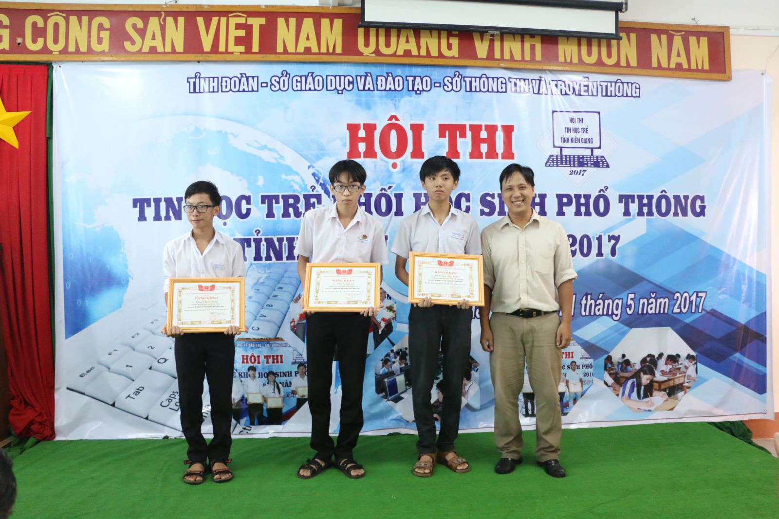 Đ/c Trần Việt Thanh- PGĐ Trung tâm Công nghệ Thông tin và Truyền thông tỉnh trao giải phần mềm sáng tạo cho các thí sinh